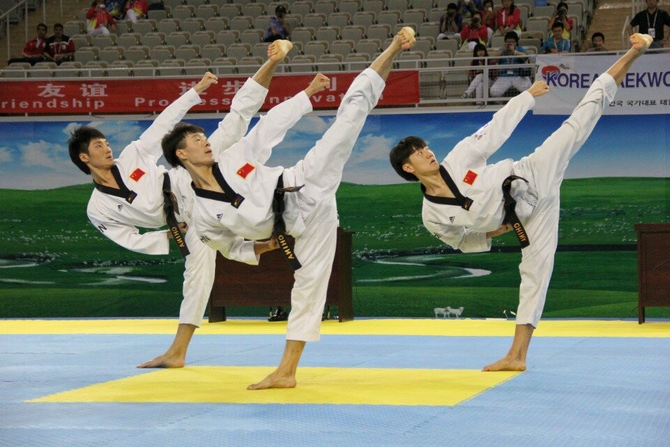 爱游戏中国-跆拳道擂台上拼尽全力，高手争胜