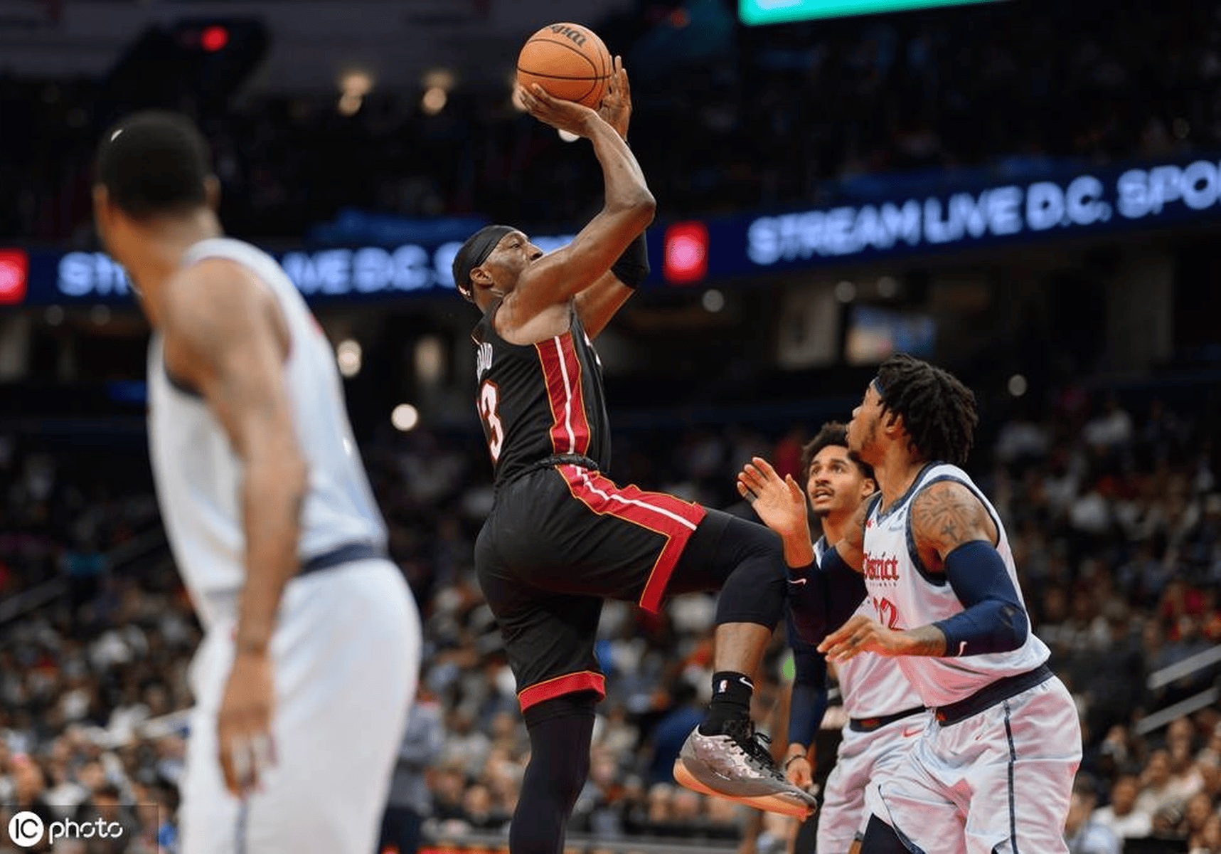 热火逆袭胜出,球队展现出色团队战术 热火逆袭胜出,球队展现出色团队战术