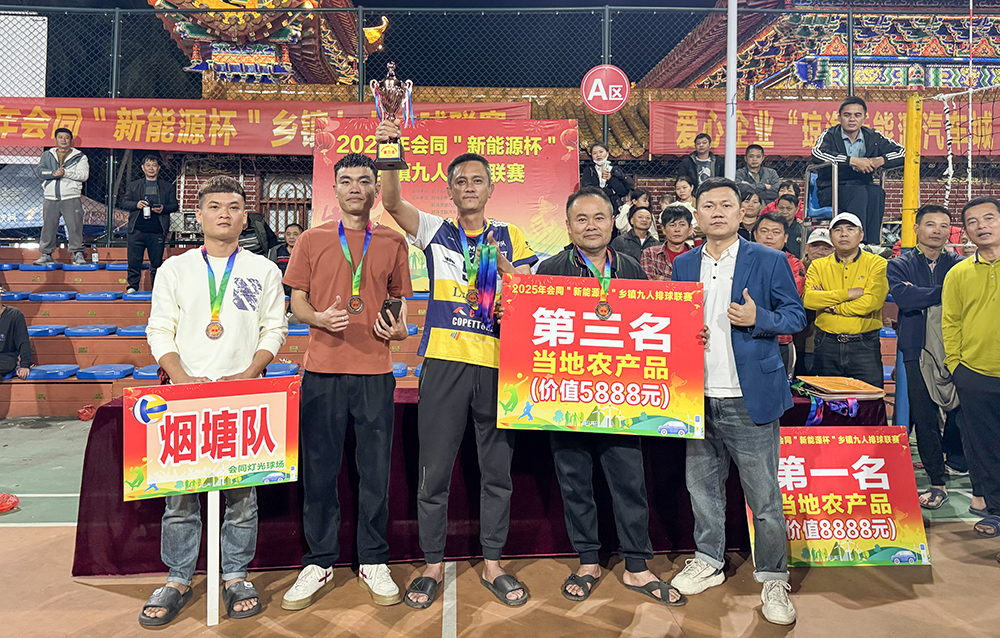 比赛现场观众热情高涨,为双方加油助威 比赛现场观众热情高涨,为双方加油助威