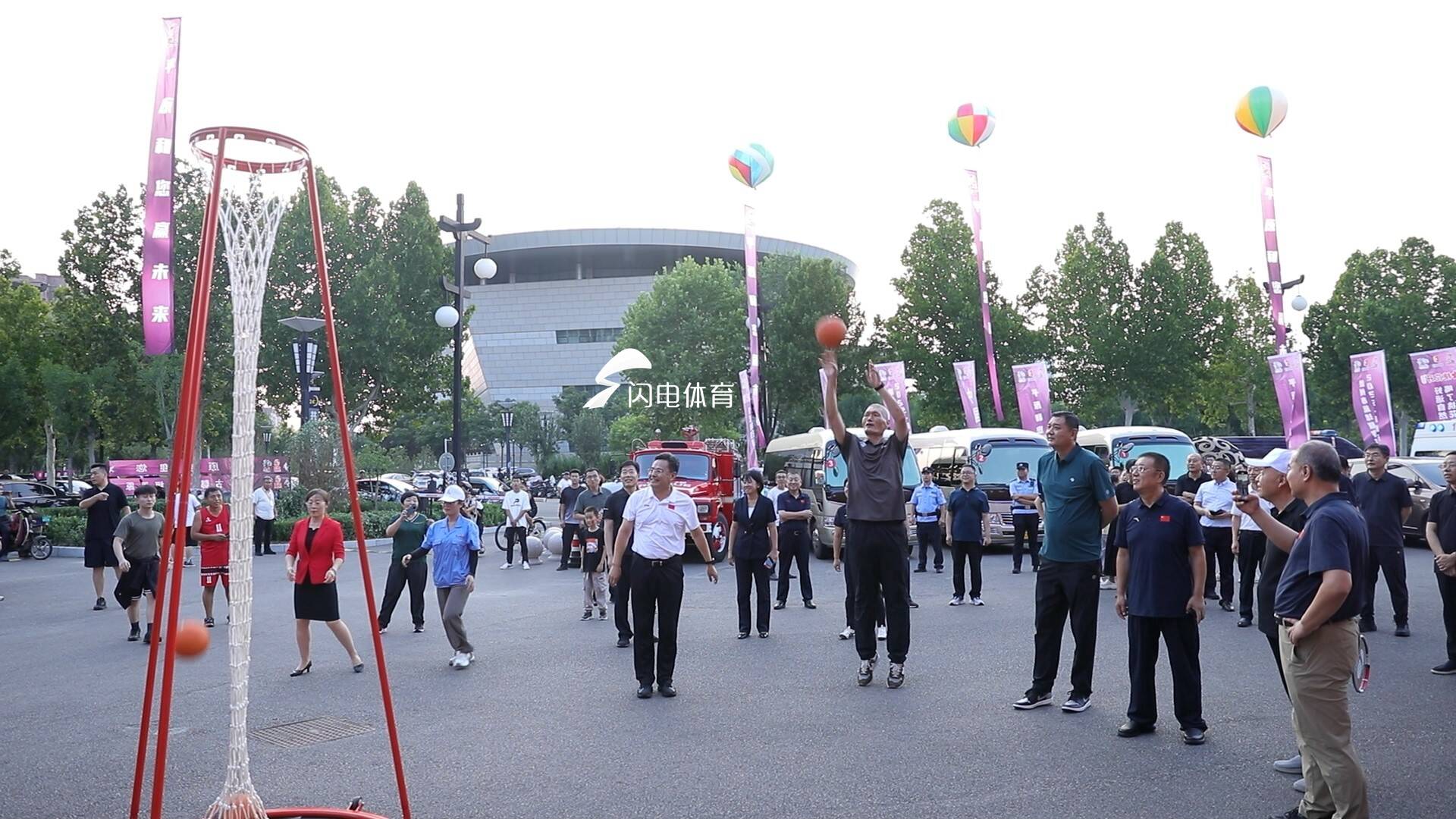 爱游戏官网-观众热情高涨，赛场氛围热闹不断