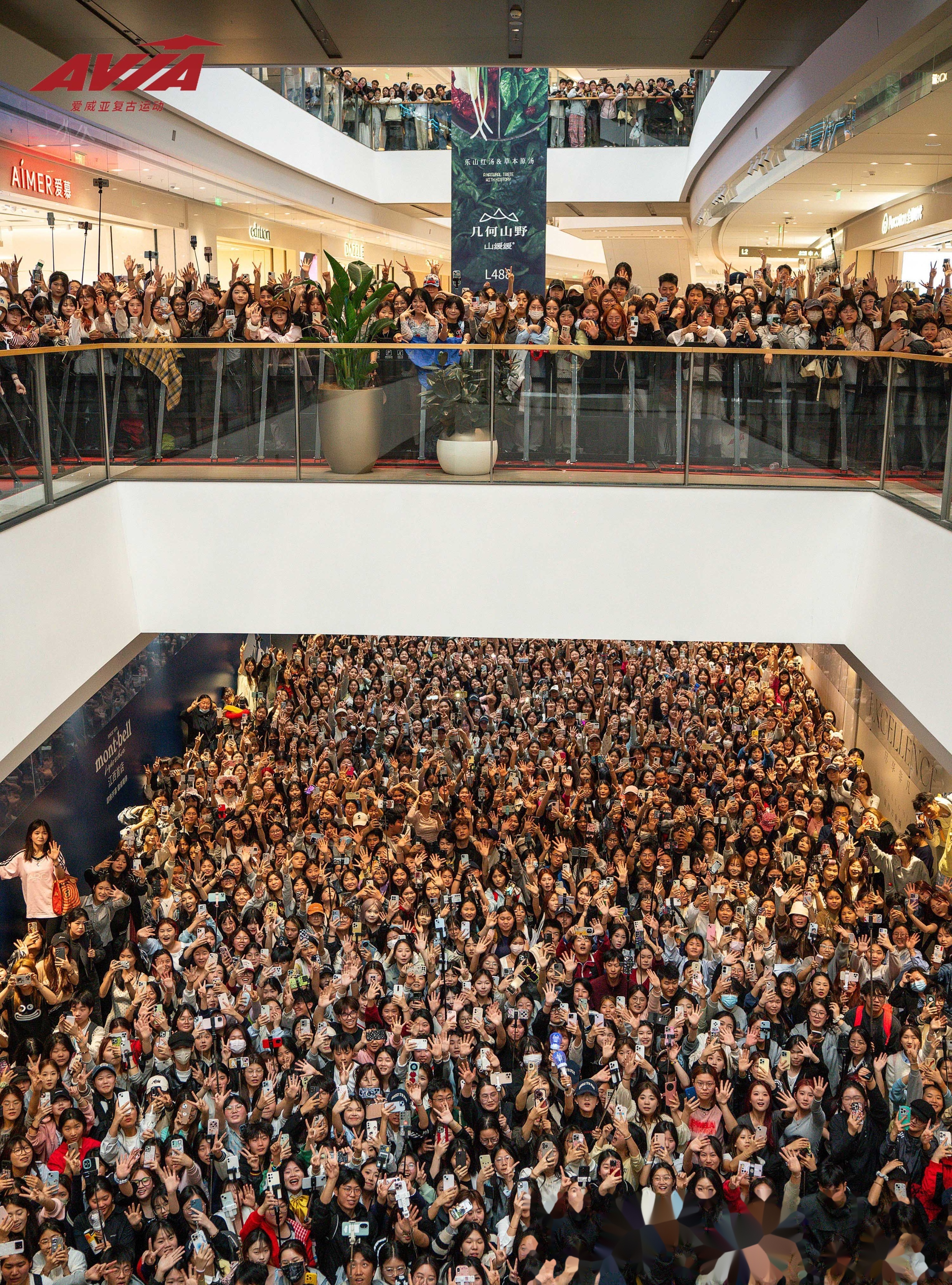 观众热情高涨,赛场氛围热闹不断 观众热情高涨,赛场氛围热闹不断