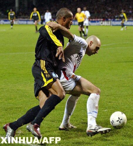 马赛球员在比赛中展现出色的技术和意识 马赛球员在比赛中展现出色的技术和意识