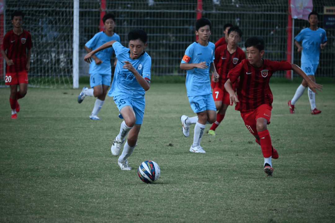 爱游戏-足球比赛中一次漂亮的长传助攻助队获胜