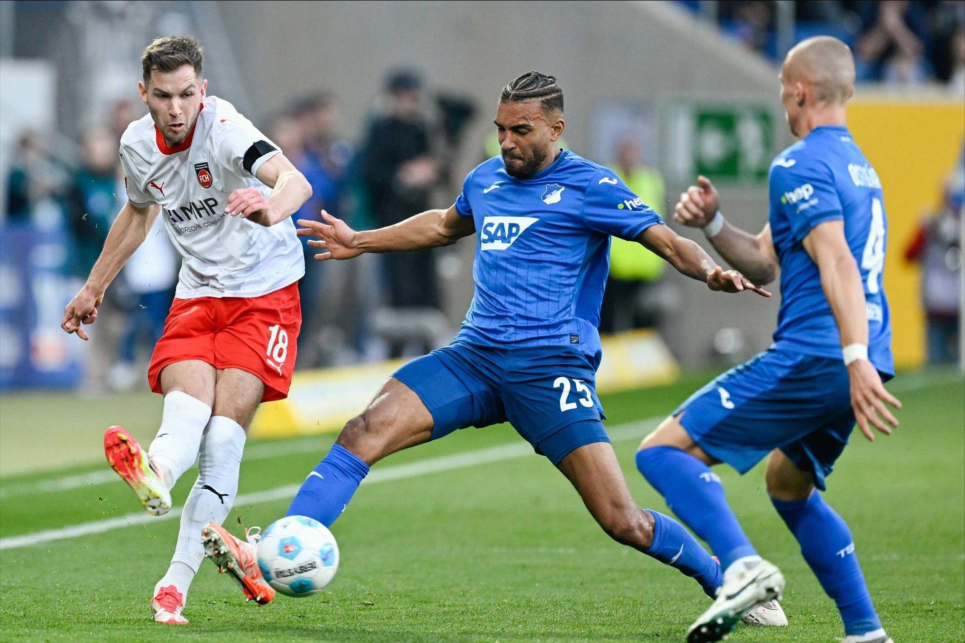 关于德甲冠军痛击老对手，步步为升的信息