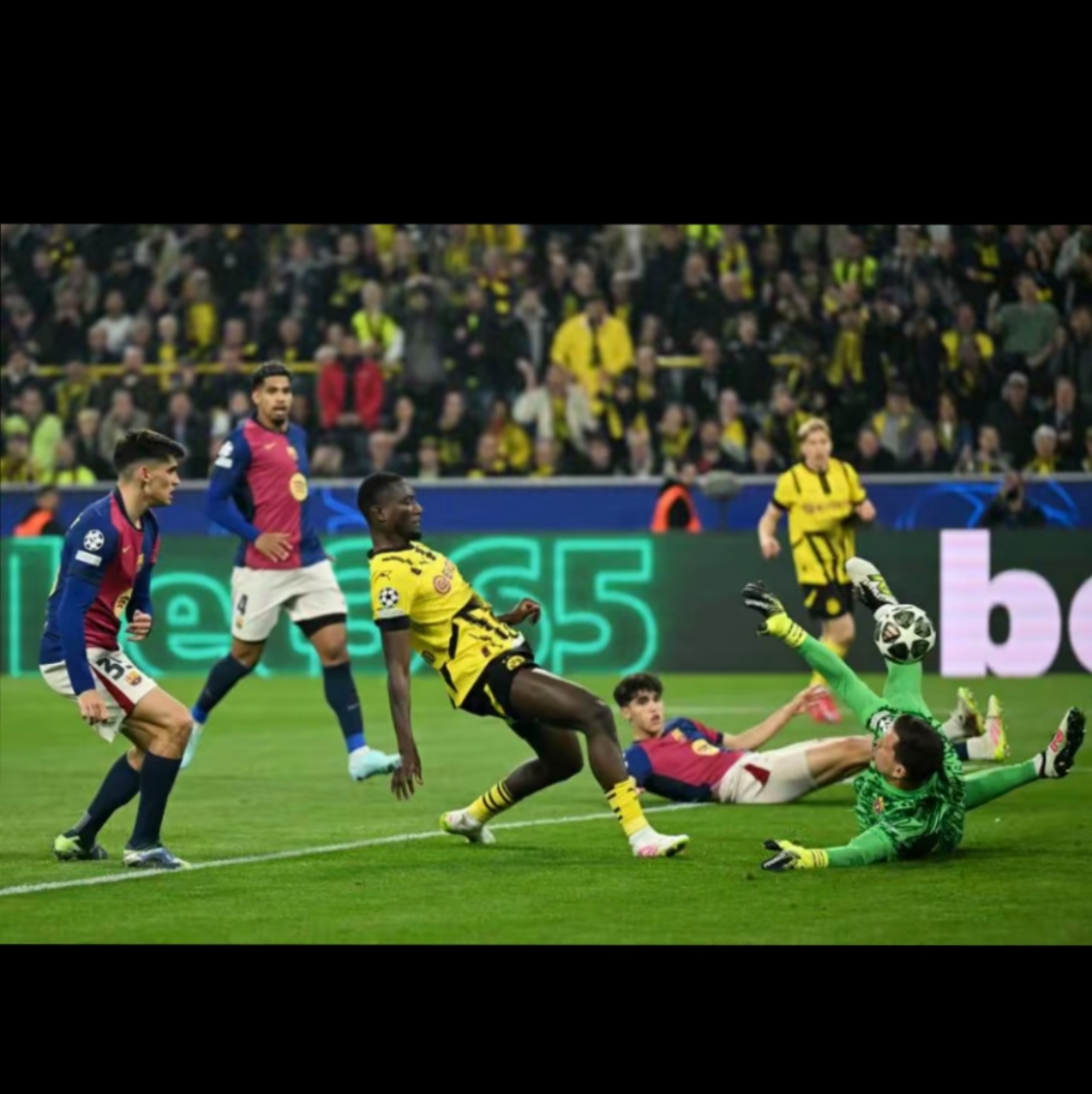 爱游戏娱乐-包含小组赛一触即发！巴萨、利物浦、皇马争霸的词条