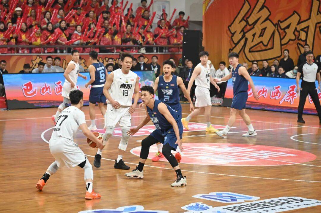 爱游戏官方入口-精彩瞬间连连发生，球员们拼尽全力